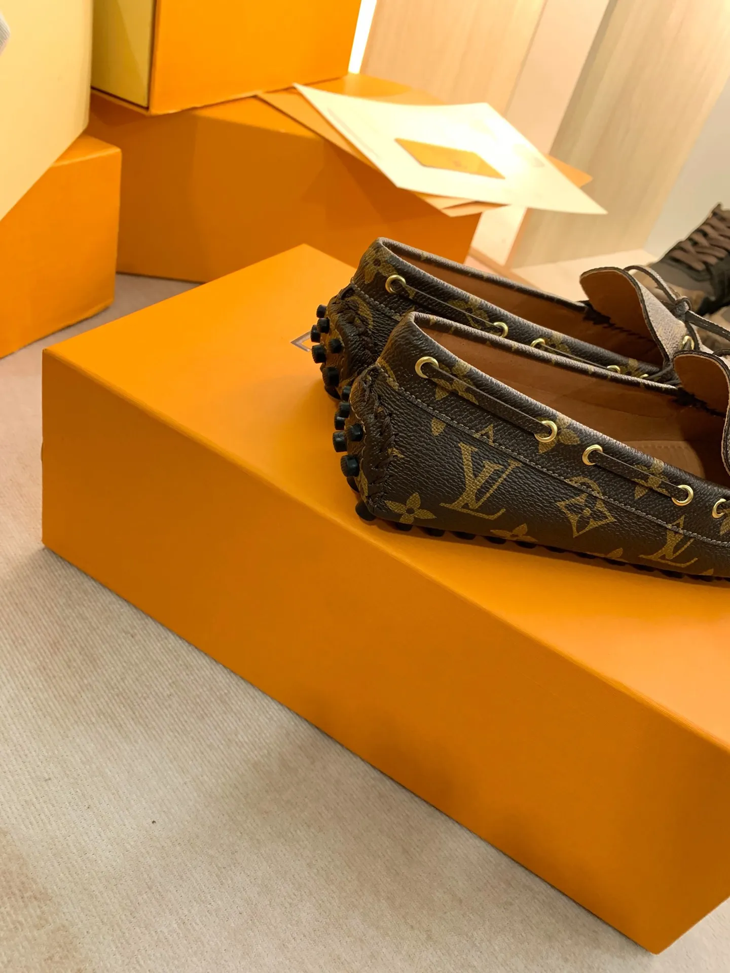 p460💰Couple model❤️🇫🇷 𝙇𝙤𝙪𝙞𝙨 𝙑𝙪𝙞𝙩𝙩𝙤𝙣 🇫🇷Louis Vuitton 2023 Classic𝓛𝓿 𝓣𝓻𝓪𝓲𝓷𝓮𝓻 Sports Series ➪➪➪¯ [Arizona Doudou Shoes Series] ▪️▪️▪️Arizona slip-on shoes are made of Monogram Eclipse canvas. Its hand-painted and dyed edges and hand-sewn uppers fully demonstrate Louis Vuitton's traditional shoemaking craftsmanship. This slip-on shoe is very lightweight. The integrated tongue and upper make it particularly comfortable and flexible. The soft outsole is equipped with rubber padding. Decorated with matching sash. Detailed features: ☑️Monogram Eclipse canvas ☑️Black Eclipse pattern ☑️Hand-painted shoe edges ☑️Hand-sewn uppers (each pair takes time to process) ☑️Integrated tongue and upper construction ☑️Outsole equipped with rubber lining ☑️size: 35_46